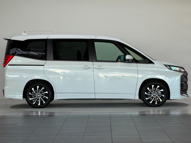 ノア 　【トヨタチームメイト付き】　１０．５型コネクトナビ　パノラミックビューモニター　ブラインドスポットモニター　快適利便パッケージＨｉ　ＣＤ／ＤＶＤデッキ　パワーバックドア　シートヒーター　純正１７チＡＷ（7枚目）