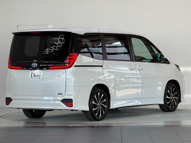 ノア 　【トヨタチームメイト付き】　１０．５型コネクトナビ　パノラミックビューモニター　ブラインドスポットモニター　快適利便パッケージＨｉ　ＣＤ／ＤＶＤデッキ　パワーバックドア　シートヒーター　純正１７チＡＷ（11枚目）