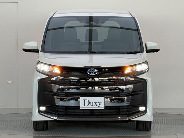 ノア 　【トヨタチームメイト付き】　１０．５型コネクトナビ　パノラミックビューモニター　ブラインドスポットモニター　快適利便パッケージＨｉ　ＣＤ／ＤＶＤデッキ　パワーバックドア　シートヒーター　純正１７チＡＷ（12枚目）