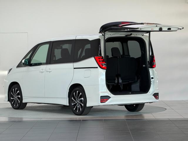 ノア 　【トヨタチームメイト付き】　１０．５型コネクトナビ　パノラミックビューモニター　ブラインドスポットモニター　快適利便パッケージＨｉ　ＣＤ／ＤＶＤデッキ　パワーバックドア　シートヒーター　純正１７チＡＷ（14枚目）