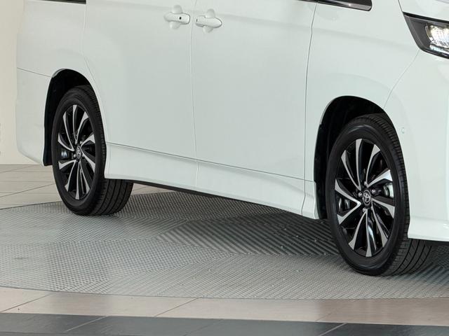 ノア 　【トヨタチームメイト付き】　１０．５型コネクトナビ　パノラミックビューモニター　ブラインドスポットモニター　快適利便パッケージＨｉ　ＣＤ／ＤＶＤデッキ　パワーバックドア　シートヒーター　純正１７チＡＷ（16枚目）