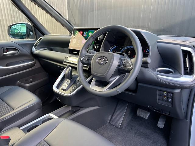 ノア 　【トヨタチームメイト付き】　１０．５型コネクトナビ　パノラミックビューモニター　ブラインドスポットモニター　快適利便パッケージＨｉ　ＣＤ／ＤＶＤデッキ　パワーバックドア　シートヒーター　純正１７チＡＷ（38枚目）