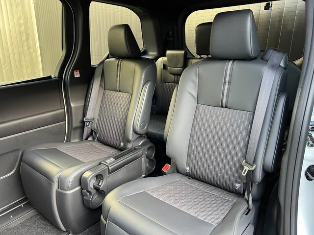 ノア 　【トヨタチームメイト付き】　１０．５型コネクトナビ　パノラミックビューモニター　ブラインドスポットモニター　快適利便パッケージＨｉ　ＣＤ／ＤＶＤデッキ　パワーバックドア　シートヒーター　純正１７チＡＷ（40枚目）