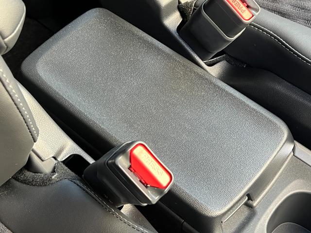 ノア 　【トヨタチームメイト付き】　１０．５型コネクトナビ　パノラミックビューモニター　ブラインドスポットモニター　快適利便パッケージＨｉ　ＣＤ／ＤＶＤデッキ　パワーバックドア　シートヒーター　純正１７チＡＷ（69枚目）