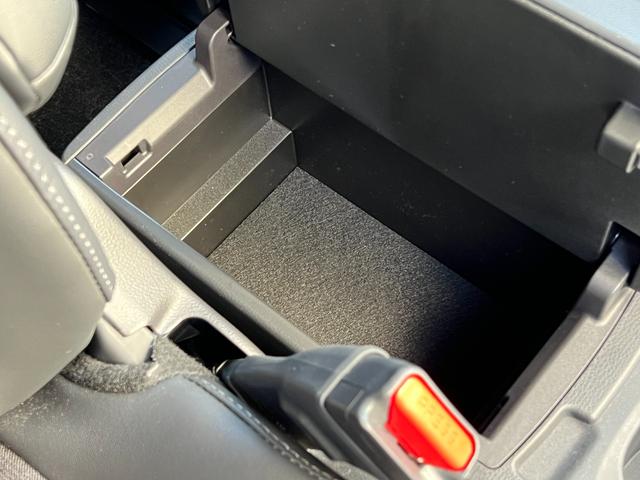 ノア 　【トヨタチームメイト付き】　１０．５型コネクトナビ　パノラミックビューモニター　ブラインドスポットモニター　快適利便パッケージＨｉ　ＣＤ／ＤＶＤデッキ　パワーバックドア　シートヒーター　純正１７チＡＷ（70枚目）