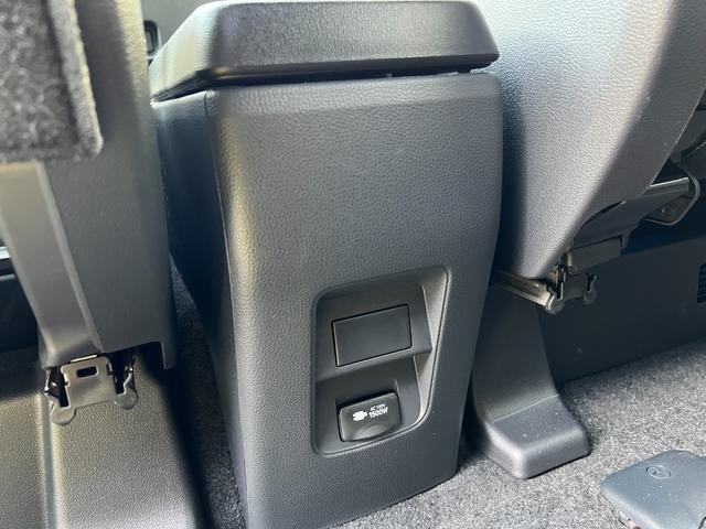 ノア 　【トヨタチームメイト付き】　１０．５型コネクトナビ　パノラミックビューモニター　ブラインドスポットモニター　快適利便パッケージＨｉ　ＣＤ／ＤＶＤデッキ　パワーバックドア　シートヒーター　純正１７チＡＷ（72枚目）