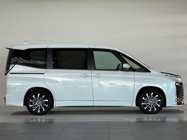 ヴォクシー ハイブリッドS-Z 【改モデル】 10.5インチコネクトナビ 3眼LEDヘッドライト ユニバーサルスッテプ トヨタチームメイト 快適利便パッケージHI PVM BSM ヘッドアップディスプレイ 寒冷地 純正インチ17AW(7枚目)