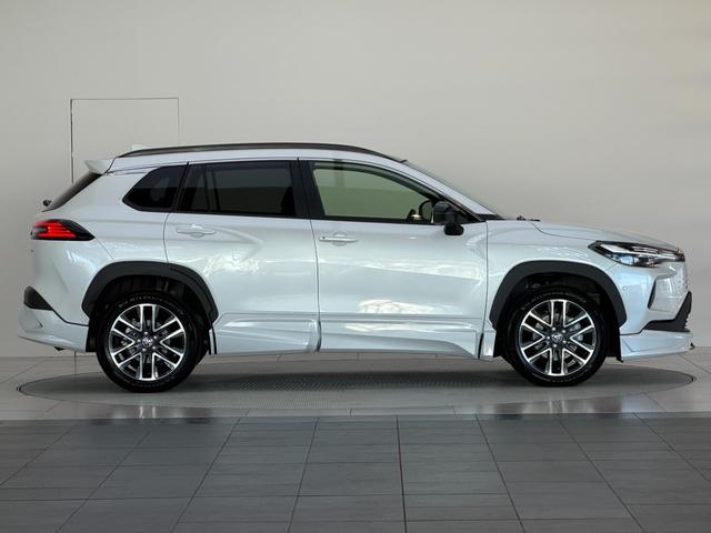 カローラクロス ハイブリッド Z 【ムーンルーフ付き】 10.5インチコネクトナビ パノラミックビューモニター ブラインドスポットモニター パワーバックドア ステアリングヒーター シートヒーター トヨタチームメイト 純正インチ19AW(7枚目)