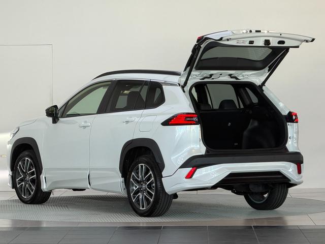 カローラクロス ハイブリッド Z 【ムーンルーフ付き】 10.5インチコネクトナビ パノラミックビューモニター ブラインドスポットモニター パワーバックドア ステアリングヒーター シートヒーター トヨタチームメイト 純正インチ19AW(16枚目)