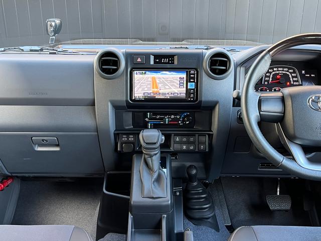 ランドクルーザー70 AX 【純正ナビ付き】 丸目ヘッドライト バックモニター内臓インナーミラー 電動デフロック 背面タイヤ リモコンキー ヒルスタートアシストコントロール ダウンヒルスタートコントロール 純正16インチAW(42枚目)