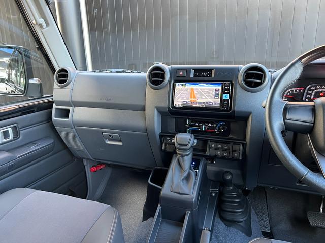 ランドクルーザー70 AX 【純正ナビ付き】 丸目ヘッドライト バックモニター内臓インナーミラー 電動デフロック 背面タイヤ リモコンキー ヒルスタートアシストコントロール ダウンヒルスタートコントロール 純正16インチAW(43枚目)