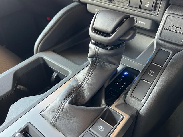 ランドクルーザー250 VX 【内装ブラック】 丸目ヘッドライト 12.3インチコネクトナビ トヨタチームメイト デジタルミラー ドライブレコーダー サンルーフ パノラミックビューモニター ブラインドスポットモニター 純正18AW(64枚目)