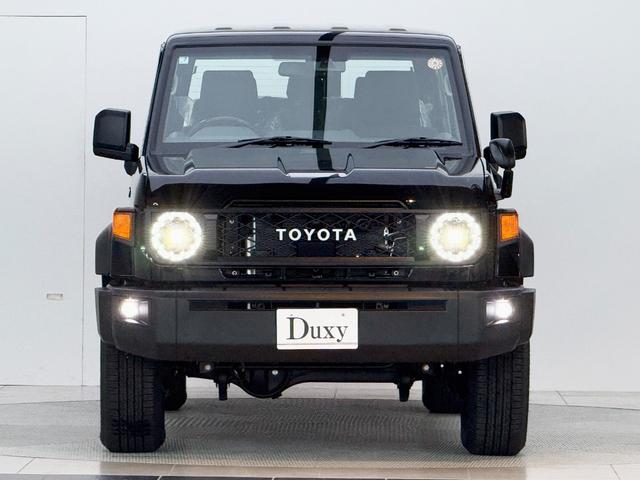 ランドクルーザー70 AX 【内装ブラック】 丸目ヘッドライト バックモニター内臓インナーミラー 電動デフロック 背面タイヤ リモコンキー ヒルスタートアシストコントロール ダウンヒルスタートコントロール 純正16インチAW(4枚目)