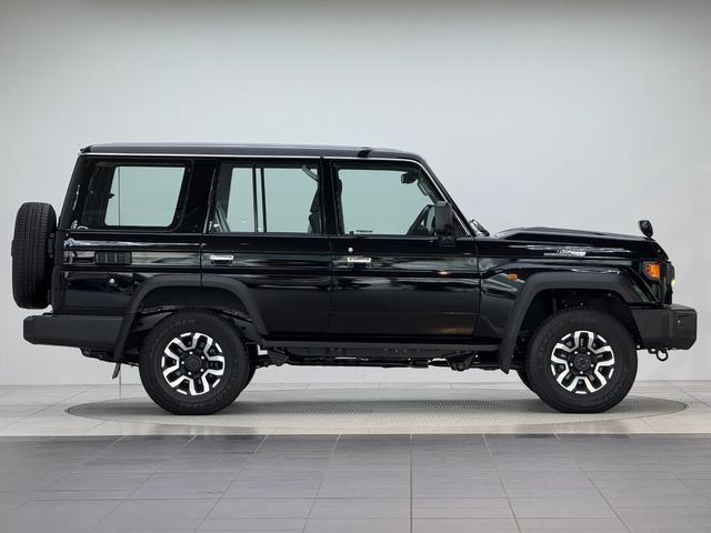 ランドクルーザー70 AX 【内装ブラック】 丸目ヘッドライト バックモニター内臓インナーミラー 電動デフロック 背面タイヤ リモコンキー ヒルスタートアシストコントロール ダウンヒルスタートコントロール 純正16インチAW(7枚目)