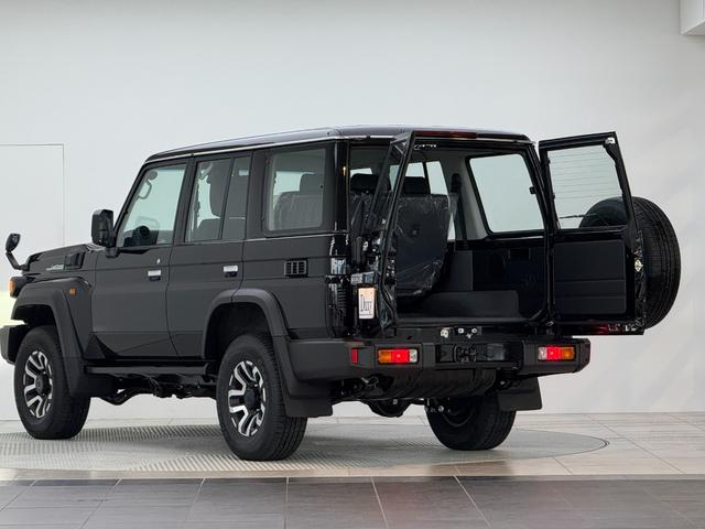 ランドクルーザー70 AX 【内装ブラック】 丸目ヘッドライト バックモニター内臓インナーミラー 電動デフロック 背面タイヤ リモコンキー ヒルスタートアシストコントロール ダウンヒルスタートコントロール 純正16インチAW(14枚目)