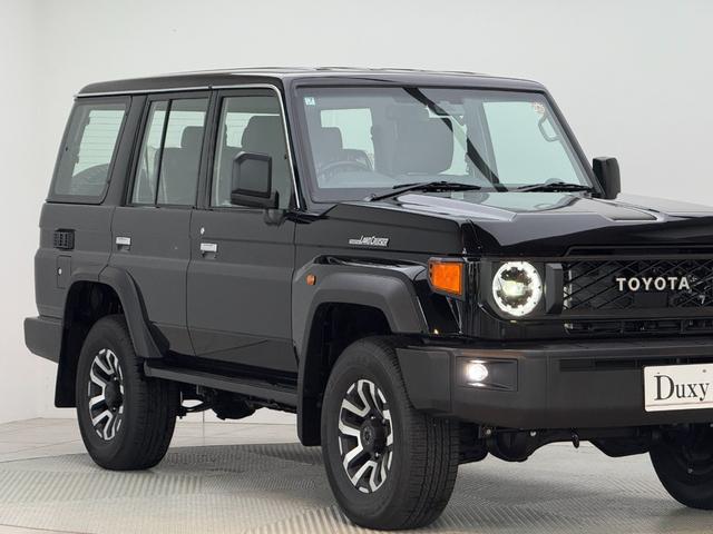 ランドクルーザー70 AX 【内装ブラック】 丸目ヘッドライト バックモニター内臓インナーミラー 電動デフロック 背面タイヤ リモコンキー ヒルスタートアシストコントロール ダウンヒルスタートコントロール 純正16インチAW(15枚目)