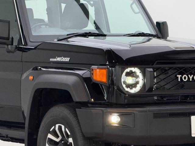 ランドクルーザー70 AX 【内装ブラック】 丸目ヘッドライト バックモニター内臓インナーミラー 電動デフロック 背面タイヤ リモコンキー ヒルスタートアシストコントロール ダウンヒルスタートコントロール 純正16インチAW(18枚目)