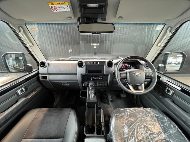 ランドクルーザー70 AX 【内装ブラック】 丸目ヘッドライト バックモニター内臓インナーミラー 電動デフロック 背面タイヤ リモコンキー ヒルスタートアシストコントロール ダウンヒルスタートコントロール 純正16インチAW(35枚目)