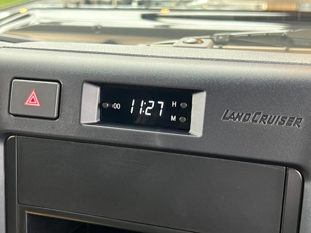 ランドクルーザー70 AX 【内装ブラック】 丸目ヘッドライト バックモニター内臓インナーミラー 電動デフロック 背面タイヤ リモコンキー ヒルスタートアシストコントロール ダウンヒルスタートコントロール 純正16インチAW(65枚目)