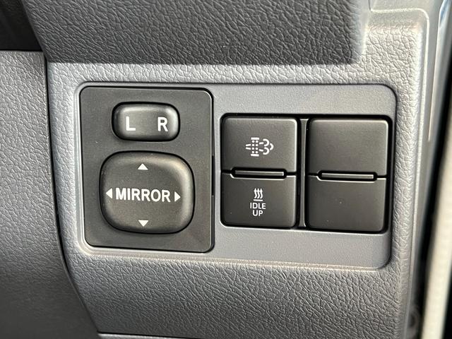 ランドクルーザー70 AX 【内装ブラック】 丸目ヘッドライト バックモニター内臓インナーミラー 電動デフロック 背面タイヤ リモコンキー ヒルスタートアシストコントロール ダウンヒルスタートコントロール 純正16インチAW(70枚目)