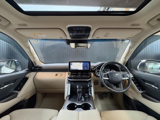 ランドクルーザー ZX 【ディーゼル車】 内装ベージュ 12.3インチJBLプレミアムサウンド リアエンターテイメントシステム クールボックス 電動デフロック ルーフレールシルバー 寒冷地仕様 PVM BSM 純正20AW(35枚目)