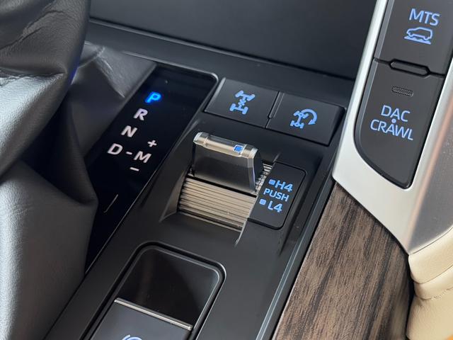 ランドクルーザー ZX 【ディーゼル車】 内装ベージュ 12.3インチJBLプレミアムサウンド リアエンターテイメントシステム クールボックス 電動デフロック ルーフレールシルバー 寒冷地仕様 PVM BSM 純正20AW(58枚目)