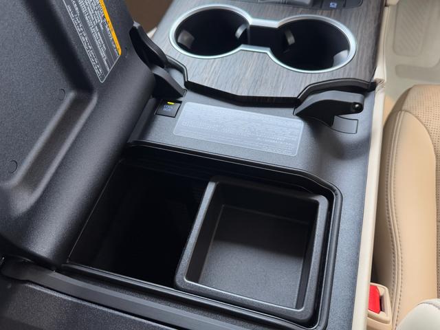 ランドクルーザー ZX 【ディーゼル車】 内装ベージュ 12.3インチJBLプレミアムサウンド リアエンターテイメントシステム クールボックス 電動デフロック ルーフレールシルバー 寒冷地仕様 PVM BSM 純正20AW(63枚目)