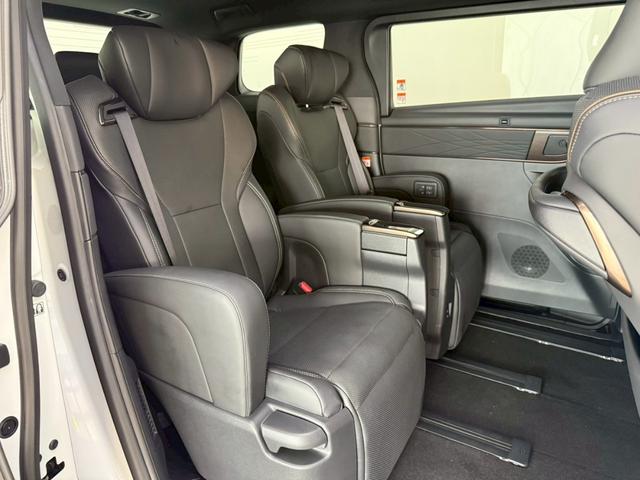 アルファードハイブリッド Z 【13.2インチ後席モニター付き】 14インチコネクトナビ 左右独立ムーンルーフ デジタルミラー カラーヘッドアップディスプレイ トヨタチームメイト ユニバーサルステップ PVM BSM 純正18AW(40枚目)