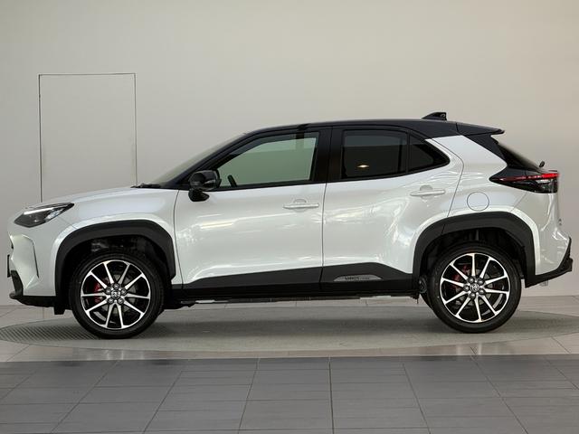 ヤリスクロス ＧＲスポーツ　【内装ブラック＆ツートン】　８インチコネクテットナビ　パノラミックビューモニター　ブラインドスポットモニター　ステアリングヒーター＆シートヒーター　ハンズフリーパワーバックドア　ＧＲ純正１８インチＡＷ（6枚目）