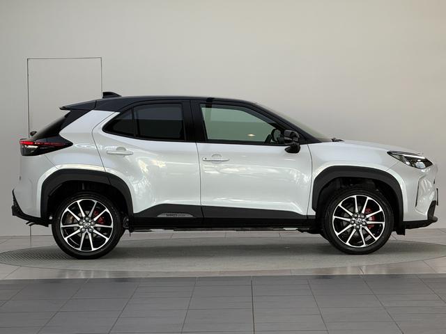 ヤリスクロス ＧＲスポーツ　【内装ブラック＆ツートン】　８インチコネクテットナビ　パノラミックビューモニター　ブラインドスポットモニター　ステアリングヒーター＆シートヒーター　ハンズフリーパワーバックドア　ＧＲ純正１８インチＡＷ（7枚目）