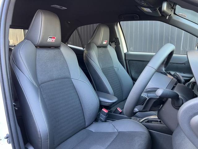 ヤリスクロス ＧＲスポーツ　【内装ブラック＆ツートン】　８インチコネクテットナビ　パノラミックビューモニター　ブラインドスポットモニター　ステアリングヒーター＆シートヒーター　ハンズフリーパワーバックドア　ＧＲ純正１８インチＡＷ（40枚目）