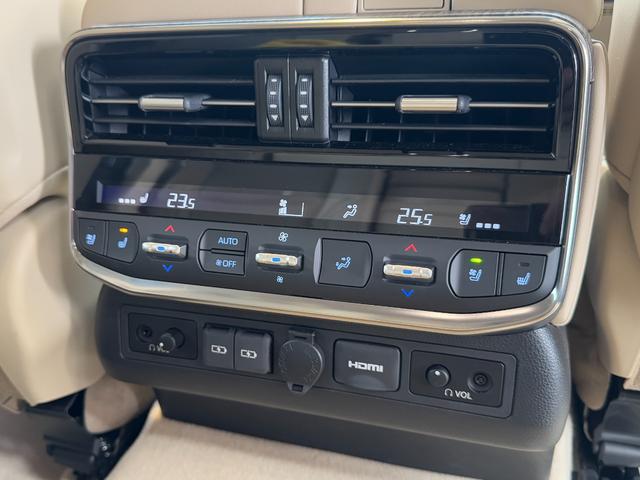 ランドクルーザー ＺＸ　【ディーゼル車】　　内装ベージュ　１２．３インチＪＢＬプレミアムサウンド　リアエンターテイメントシステム　クールボックス　電動デフロック　ルーフレールシルバー　寒冷地仕様　ＰＶＭ　ＢＳＭ　純正２０ＡＷ（67枚目）