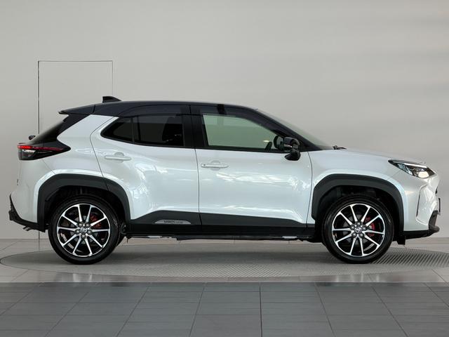 ヤリスクロス ハイブリッド　ＧＲスポーツ　【内装ブラック＆ツートン】８インチディスプレイオーディオ　パノラミックビューモニター　ブラインドスポットモニター　トヨタセーフティセンス　レーダークルーズコントロール　ＬＥＤヘッドライト　純正１８ＡＷ（7枚目）