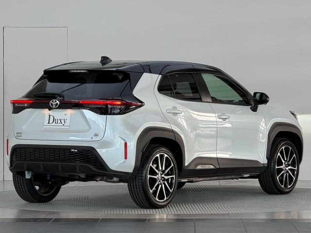 ヤリスクロス ハイブリッド　ＧＲスポーツ　【内装ブラック＆ツートン】８インチディスプレイオーディオ　パノラミックビューモニター　ブラインドスポットモニター　トヨタセーフティセンス　レーダークルーズコントロール　ＬＥＤヘッドライト　純正１８ＡＷ（11枚目）