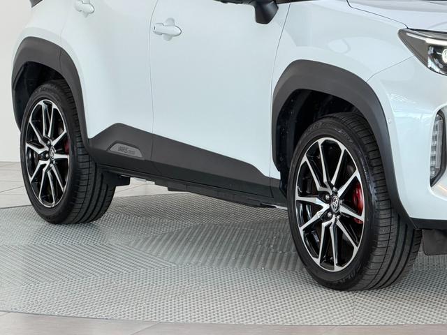 ヤリスクロス ハイブリッド　ＧＲスポーツ　【内装ブラック＆ツートン】８インチディスプレイオーディオ　パノラミックビューモニター　ブラインドスポットモニター　トヨタセーフティセンス　レーダークルーズコントロール　ＬＥＤヘッドライト　純正１８ＡＷ（17枚目）