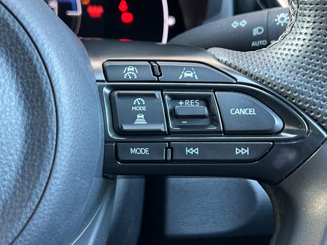 ヤリスクロス ハイブリッド　ＧＲスポーツ　【内装ブラック＆ツートン】８インチディスプレイオーディオ　パノラミックビューモニター　ブラインドスポットモニター　トヨタセーフティセンス　レーダークルーズコントロール　ＬＥＤヘッドライト　純正１８ＡＷ（51枚目）