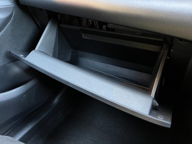 ヤリスクロス ハイブリッド　ＧＲスポーツ　【内装ブラック＆ツートン】８インチディスプレイオーディオ　パノラミックビューモニター　ブラインドスポットモニター　トヨタセーフティセンス　レーダークルーズコントロール　ＬＥＤヘッドライト　純正１８ＡＷ（65枚目）