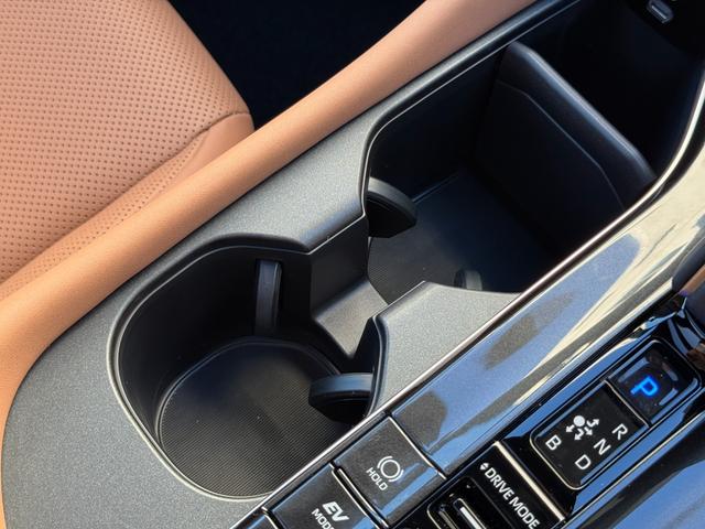 クラウンスポーツ Ｚ　【パノラマルーフ付】　１２．３型コネクトナビ　パノラミックビューモニター　ブラインドスポットモニター　デジタルインナーミラー　シートエアコン＆シートヒーター　ハンズフリーパワーバックドア　純正２１ＡＷ（62枚目）