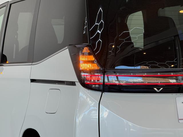 ヴォクシー ハイブリッドＳ－Ｚ　【パノラミックビューモニター】１０．５インチディスプレイオーディオ　ブラインドスポットモニター　快適利便パッケージＨｉ　トヨタチームメイト　アドバンストパーク　電動パワーバックドア　純正１７インチＡＷ（30枚目）