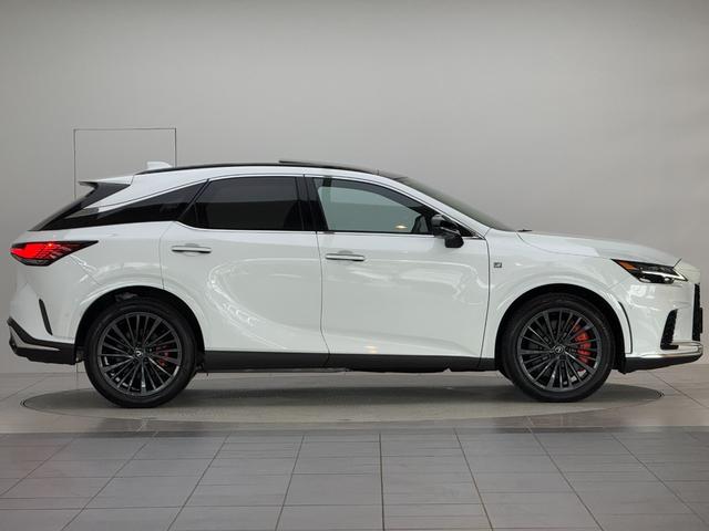 ＲＸ ＲＸ３５０　Ｆスポーツ　【改良後モデル！】　内装レッド　１４型コネクトナビ　パノラマルーフ　輻射ヒータ　デジタルインナーミラー　オレンジキャリパー　１２．３ＴＦＴメーター　寒冷地　ドラレコ　置充電　ルーフレール　純正２１ＡＷ（7枚目）