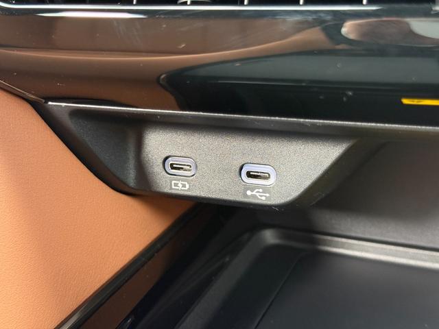 ヴェルファイアハイブリッド Ｚ　プレミア　【後席モニター＆ユニバーサルステップ付き】　１４型コネクトナビ　左右独立ムーンルーフ　デジタルミラー　カラーヘッドアップディスプレイ　ブラインドスポットモニター　トヨタチームメイト　純正１８インチＡＷ（70枚目）