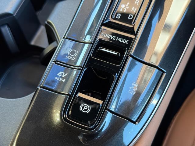クラウンスポーツ Ｚ　【内装ブラウン】　１２．３型コネクテッドナビ　パノラマルーフ　パノラミックビューモニター　ブラインドスポットモニター　デジタルミラー　ドライブレコーダー　トヨタチームメイト　置くだけ充電　純正２１ＡＷ（65枚目）