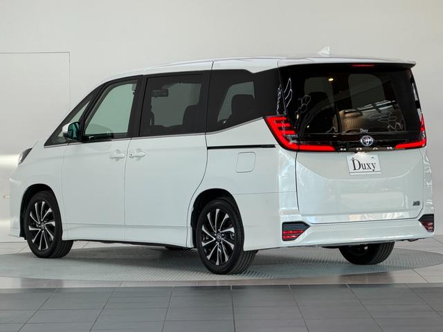 ノア 　【トヨタチームメイト付き】　１０．５型コネクトナビ　パノラミックビューモニター　ブラインドスポットモニター　快適利便パッケージＨｉ　ＣＤ／ＤＶＤデッキ　パワーバックドア　シートヒーター　純正１７チＡＷ（10枚目）