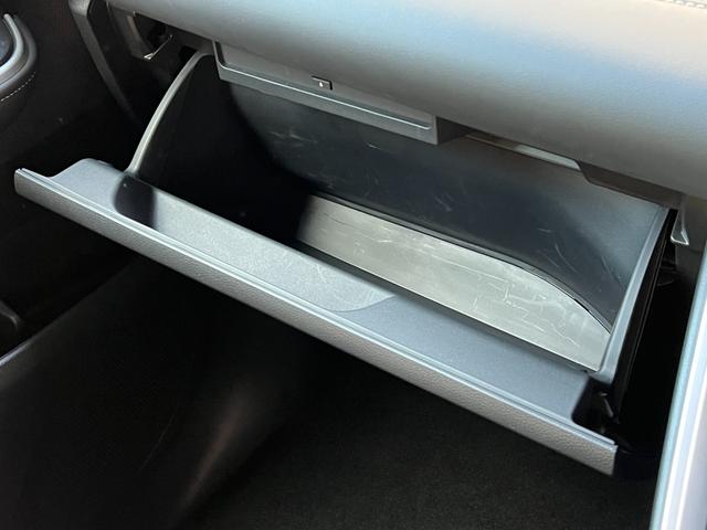 ノア 　【トヨタチームメイト付き】　１０．５型コネクトナビ　パノラミックビューモニター　ブラインドスポットモニター　快適利便パッケージＨｉ　ＣＤ／ＤＶＤデッキ　パワーバックドア　シートヒーター　純正１７チＡＷ（62枚目）