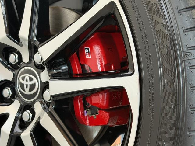 ヤリスクロス ハイブリッド　ＧＲスポーツ　【ＧＲ専用シート】　８型コネクトナビ　パノラミックビューモニター　ブラインドスッポットモニター　ＧＲ専用ブレーキキャリパー　ＥＴＣ２．０　クルーズコントロール　ＨＤＭＩ入力端子　ＧＲ純正１８インチＡＷ（40枚目）