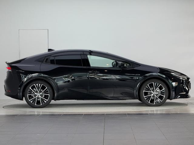 プリウス Ｚ　【内装ブラック】　１２．３インチコネクトナビ　デジタルインナーミラー　ドライブレコーダー付き　パノラミックビューモニター　ブラインドスポットモニター　パワーバックドア　ＥＴＣ２．０　純正１９インチＡＷ（7枚目）