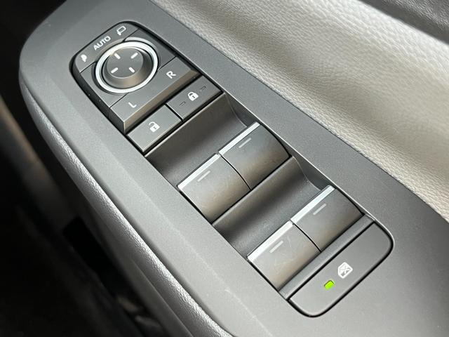 プリウス Ｚ　【内装ブラック】　１２．３インチコネクトナビ　デジタルインナーミラー　ドライブレコーダー付き　パノラミックビューモニター　ブラインドスポットモニター　パワーバックドア　ＥＴＣ２．０　純正１９インチＡＷ（64枚目）