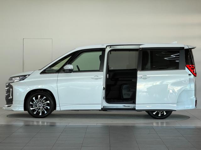 ノア ハイブリッドＳ－Ｚ　【改モデル】　１０．５インチコネクトナビ　モデリスタフロントエアロ　１３．２後席モニター　ブラインドスポットモニター　３眼ＬＥＤヘッドライト　快適利便パッケージＨｉ　ユニバーサルステップ　純正１７ＡＷ（18枚目）