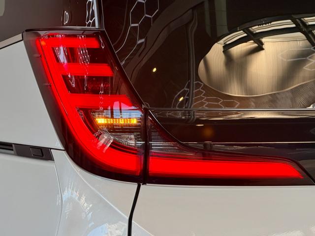 ノア ハイブリッドＳ－Ｚ　【改モデル】　１０．５インチコネクトナビ　モデリスタフロントエアロ　１３．２後席モニター　ブラインドスポットモニター　３眼ＬＥＤヘッドライト　快適利便パッケージＨｉ　ユニバーサルステップ　純正１７ＡＷ（32枚目）