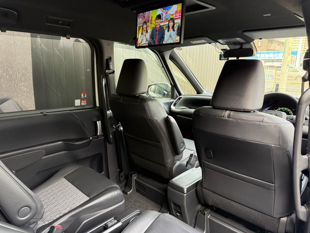 ノア ハイブリッドＳ－Ｚ　【改モデル】　１０．５インチコネクトナビ　モデリスタフロントエアロ　１３．２後席モニター　ブラインドスポットモニター　３眼ＬＥＤヘッドライト　快適利便パッケージＨｉ　ユニバーサルステップ　純正１７ＡＷ（46枚目）